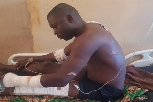 Labour Party chieftain stabbed by thugs for pasting posters in Osun