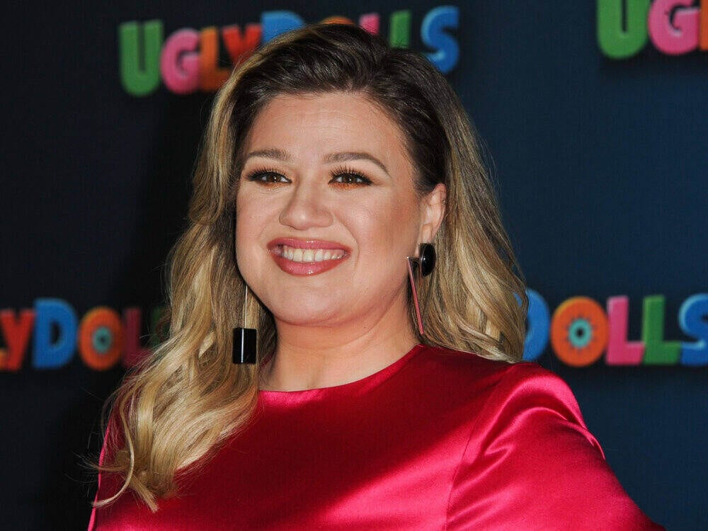 Kelly Clarkson says a strange man keeps showing up at her house, files police report